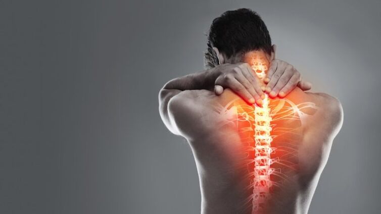 Neuralgia causes pain in the area of ​​the shoulder blades. 