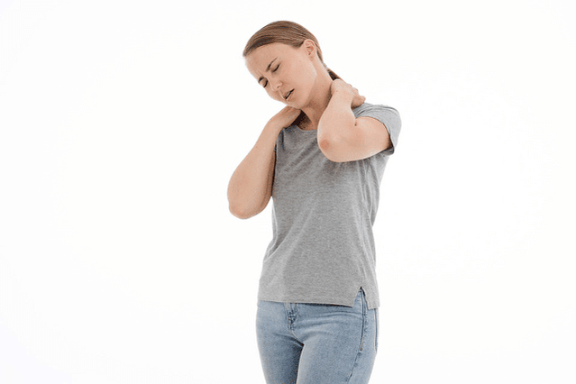 neck pain in a woman - symptoms of osteochondrosis